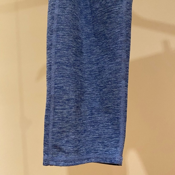 Kirkland Women's leggings exercise pants. Size medium - Picture 5 of 10